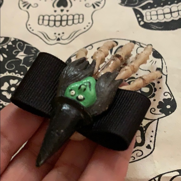 Halloween witch Hair accessory Clip Creepy hand Accessory NEW - Picture 9 of 16